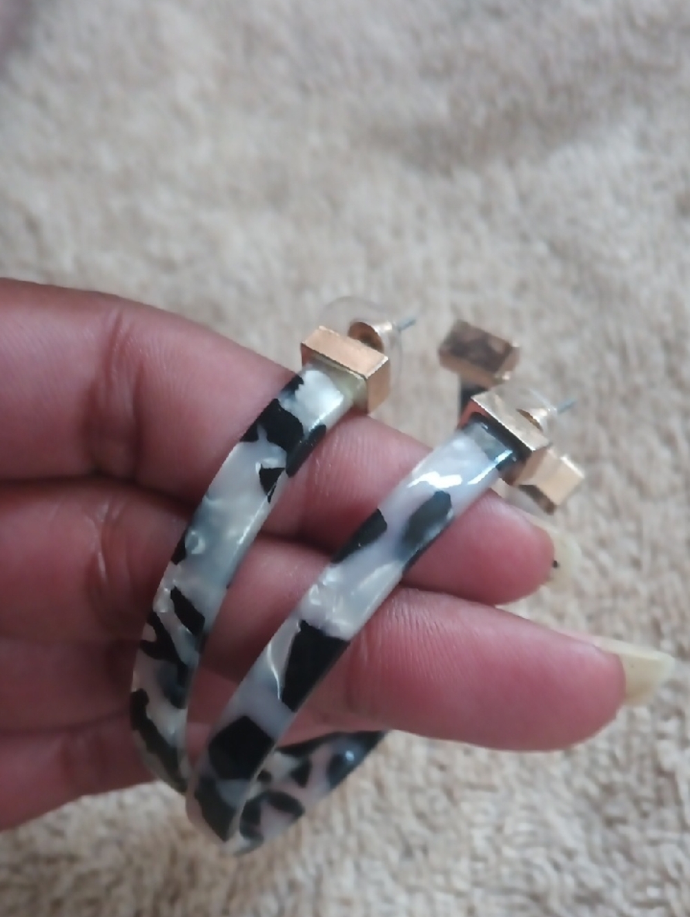 Black and White Tortoiseshell Hoop Earrings with Gold Accent